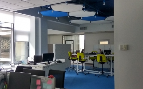Реализованный пример использования островов TOPIQ Sonic в офисных помещениях.